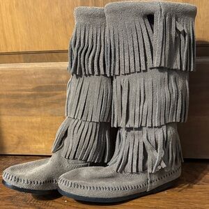 NWOT Light tanish grey women’s size 5 Minnetonka 3 layer Fringe Suede Boots